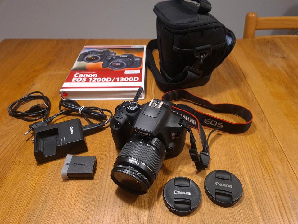 Spiegelreflexkamera Canon EOS 1300D inkl. Zubehör und Buch in Pilsach