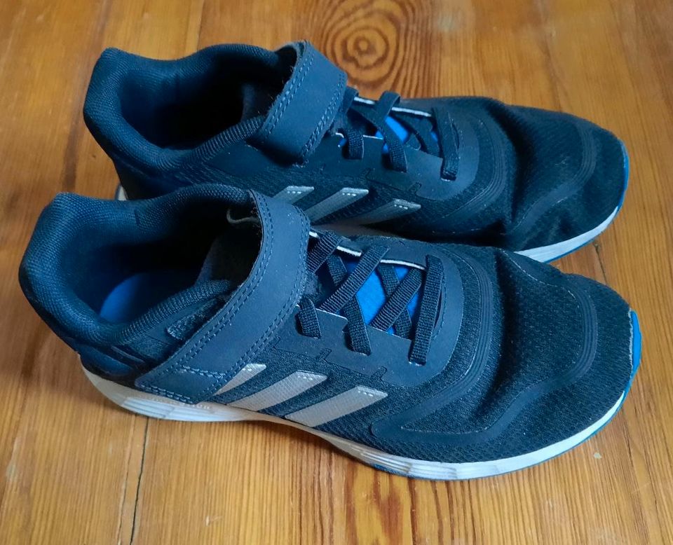 Adidas Turnschuhe Gr.33 schwarz mit blau in Berlin