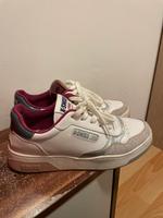 Weiße Sneaker Bayern - Fürth Vorschau