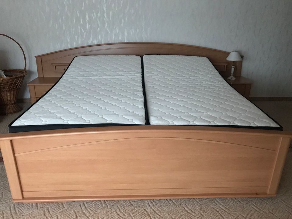Schlafzimmer ohne Matratzen in Waldenburg