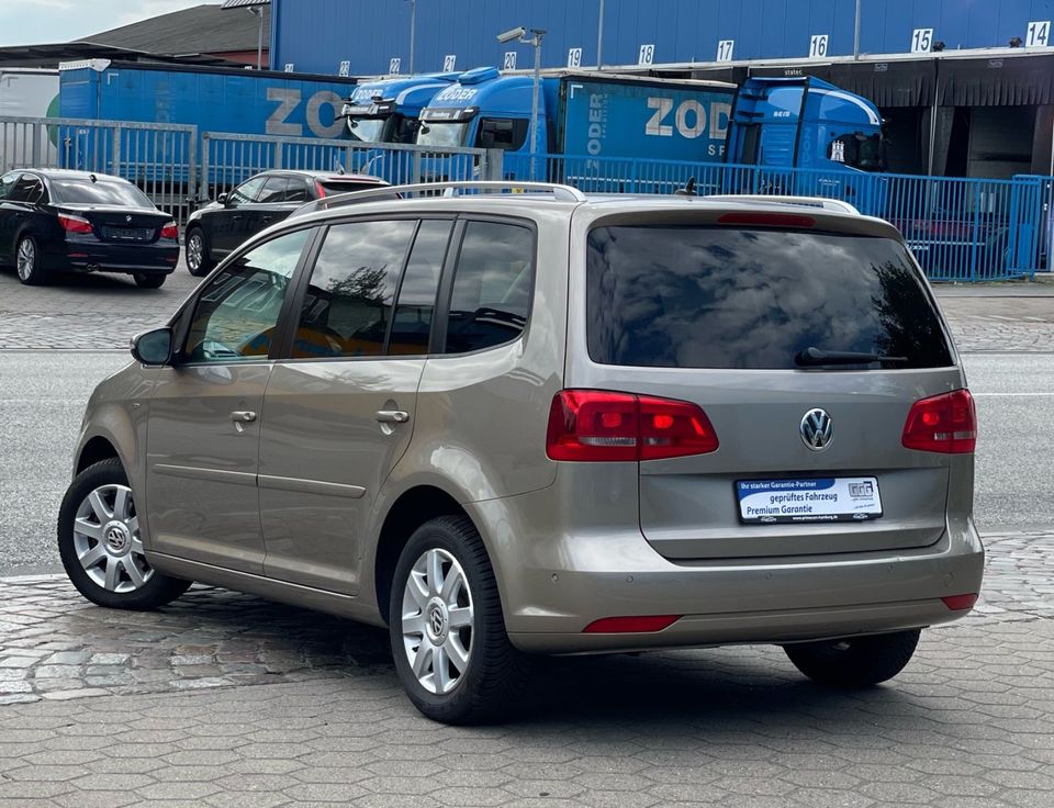 Volkswagen Touran 1.6 TDI Cup*7-SITZER*AHK*STANDHEIZUNG*AUX in Hamburg