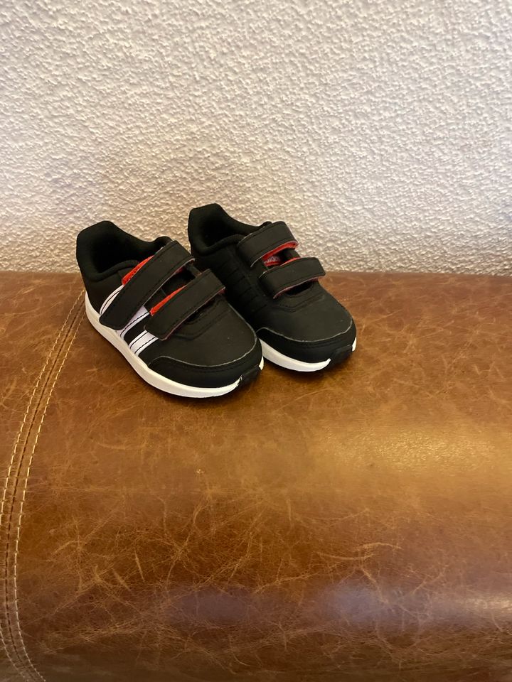 Adidas Baby Sneaker ungetragen Gr.21 in Marburg