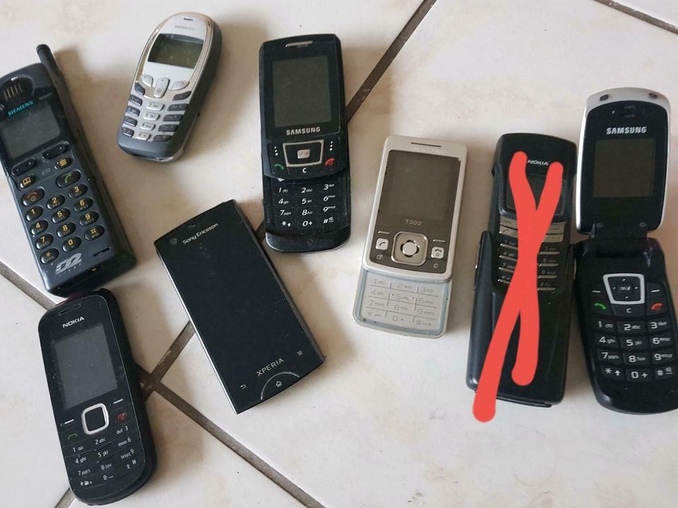 alte Handys Mobiltelefone Sammlung Retro für Sammler Bastler in Bergisch Gladbach