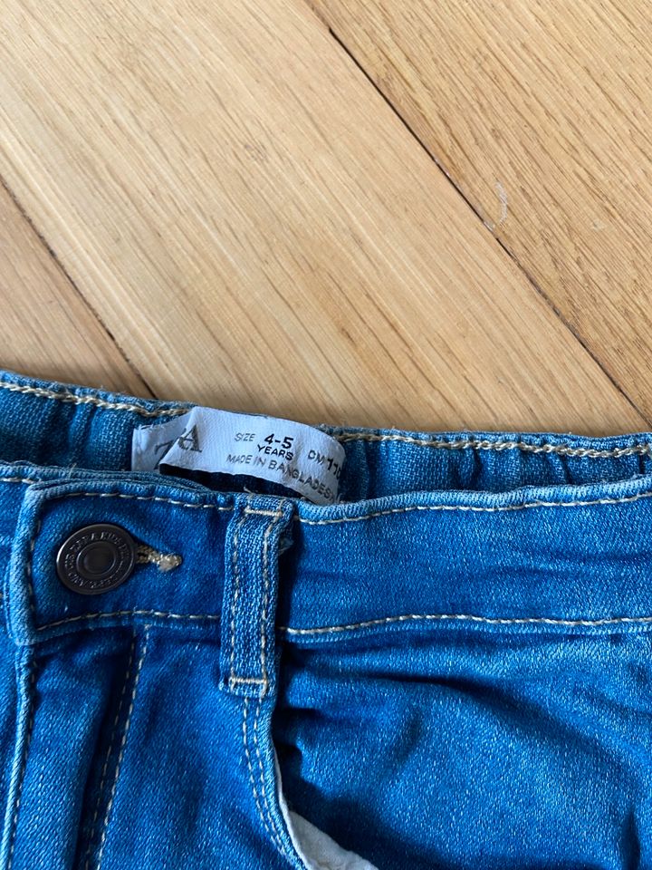 Zara Shorts Jeansshorts Denim Gr. 110 Hellrosa und blau in Hamburg