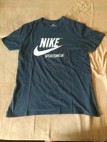 NIKE Sportswear Shirt Gr. M dunkelblau sehr guter Zustand Hessen - Heuchelheim Vorschau