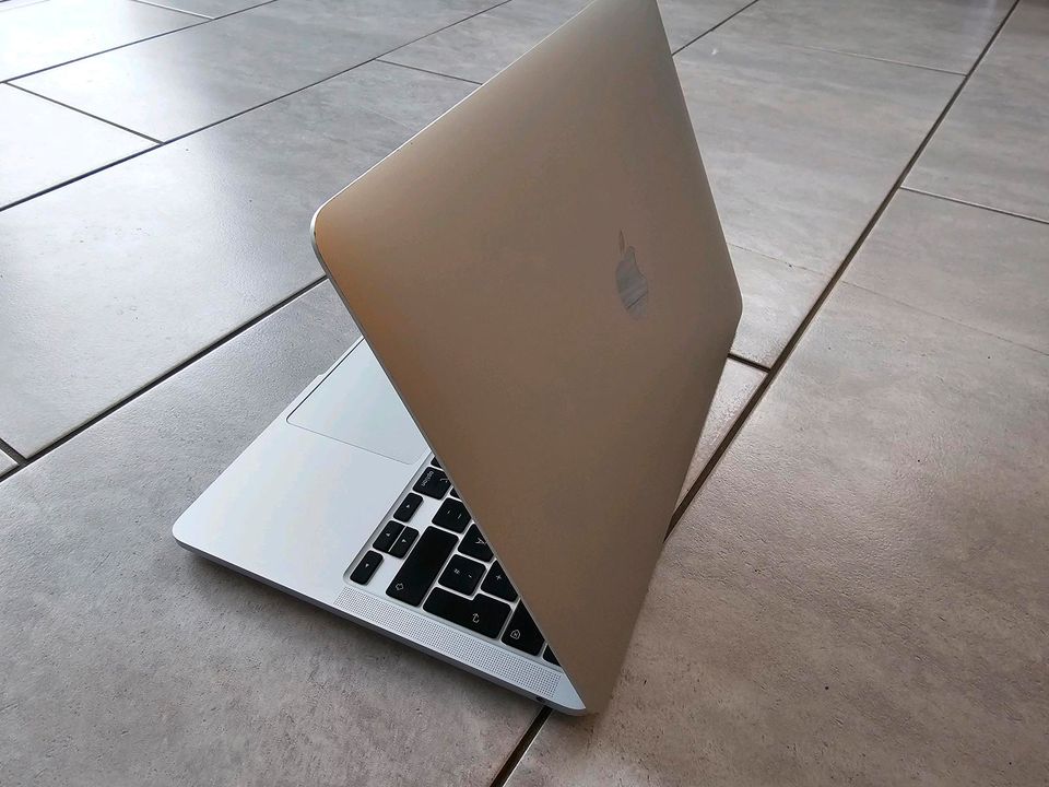 Macbook Pro 2020 in Schramberg