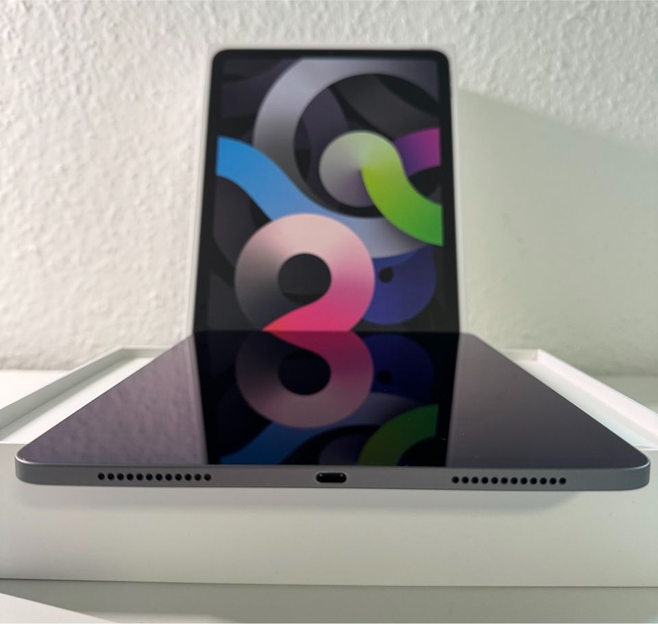 iPad Air (4. Gen.) 64GB Space Gray *wie neu* inkl. 2 Hüllen in Sigmaringen