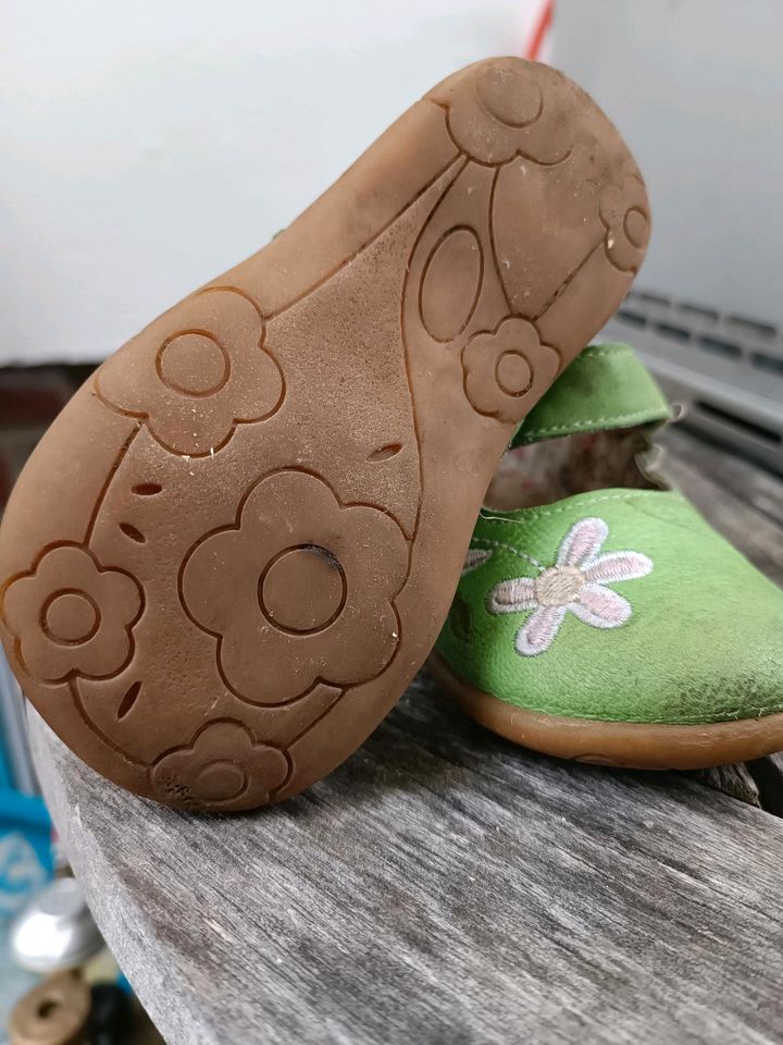 Sommerschuhe Leder 24 grün mit Blumen Sandalen in Hamburg