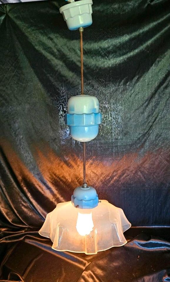 Keramikzug-lampe mit Glasschirm opalin Vintage in Reinfeld