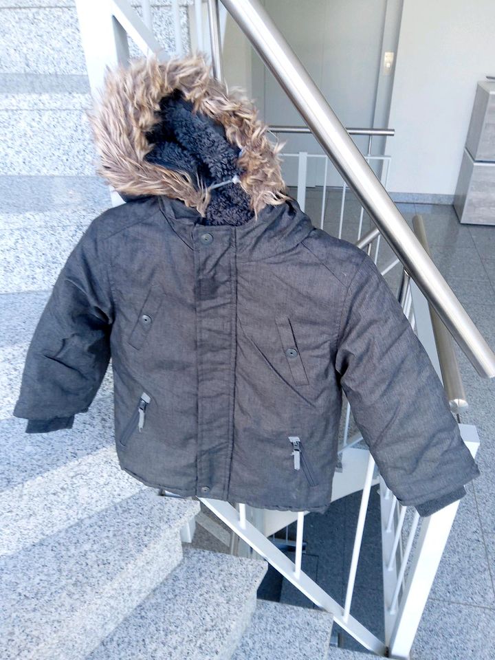 Jacke Parka Gr. 104 Grau Gefüttert mit Kapuze in Freiburg im Breisgau