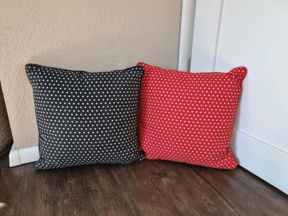 Ikea 2 Kissen 40 x 40 cm Rot Weiß und Schwarz Weiß gepunktet WN in Rastede