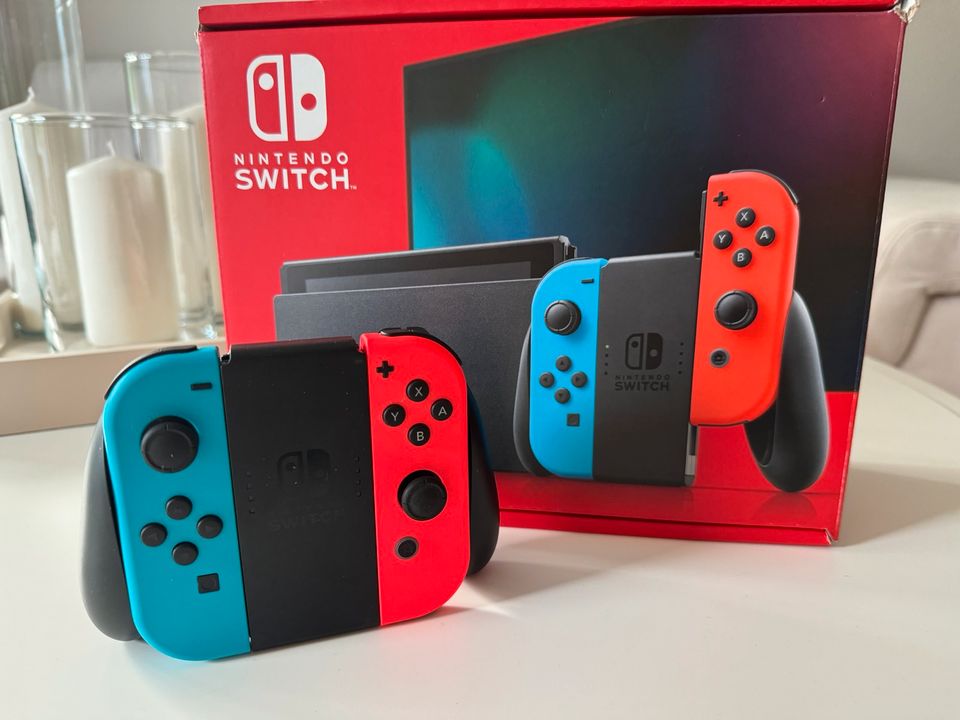 Nintendo Switch Konsole neues Modell mit OVP & Zubehör Neuwertig in Sundhagen