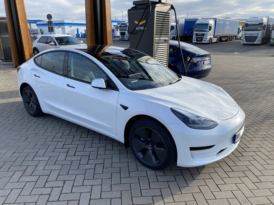 Tesla Model 3 (2023) | wie neu in Hamburg