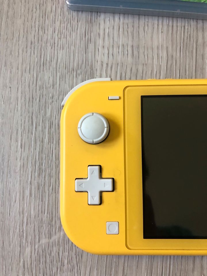 Nintendo Switch Lite mit Animal Crossing in Frankfurt am Main