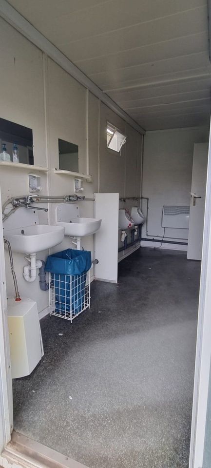 Sanitär-Container mit WC / Toiletten / Pissoir / Waschbecken in Berlin