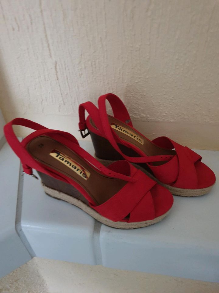 Sandalen "Tamaris", rot, mit Keilabsatz, Gr. 38 in Giesen