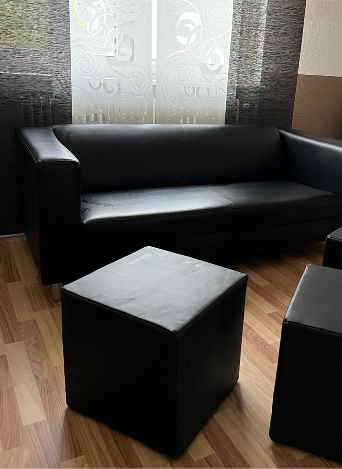 Couch plus passende Würfelhocker schwarz Kunstleder in Saarbrücken