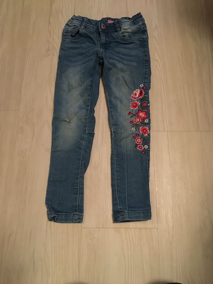 Jeans mit Stickerei Blumen 116 in Stelle