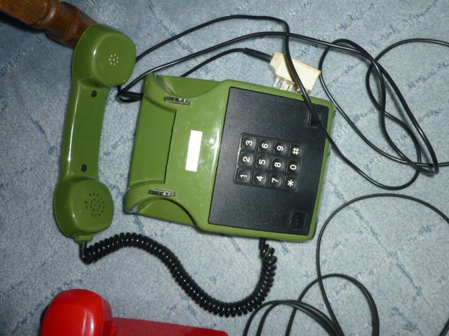 2 x DDR Telefone rot + grün in Neubrandenburg