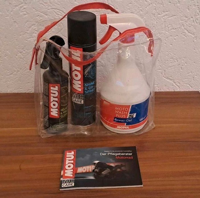 Reinigungsset fürs Motorrad und den Helm von Motul mit Tasche in Ulm