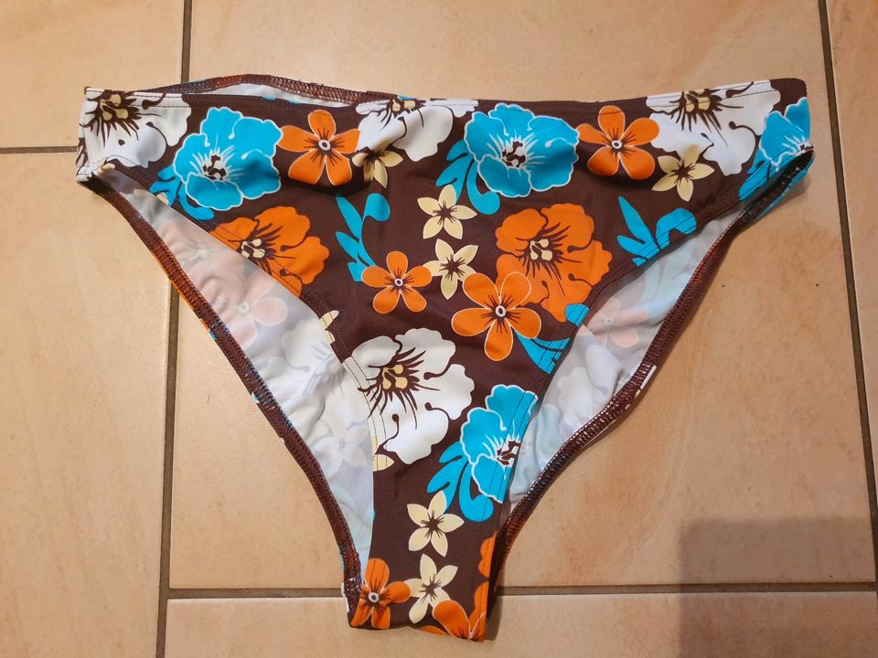 Blumen Badehose/Bikinihose Größe S in Gera