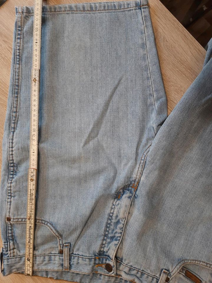 Wrangler Jeans kurz 36 in Lemgo