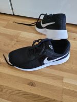 Sport Freizeit Schuhe Nike schwarz weiß 39 Neuhausen-Nymphenburg - Neuhausen Vorschau