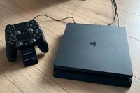 PS4  mit 2 Controllern und Ladestation Leipzig - Burghausen-Rückmarsdorf Vorschau