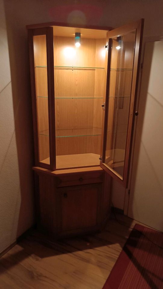 Beleuchtete Eckvitrine mit Unterschrank in Hannover