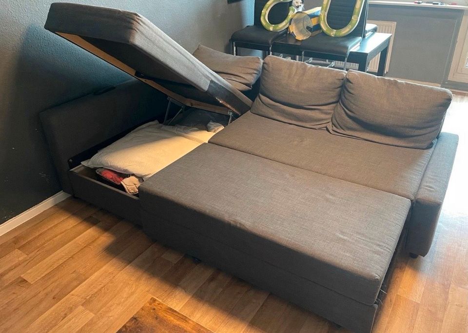 Couch / Sofa L Form , ausziehbar , 151cm breit/tief , 230cm lang in Berlin