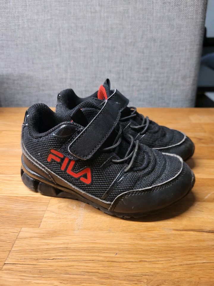 Schuhe Kinder Gr. 25 Fila Schwarz in Voerde (Niederrhein)