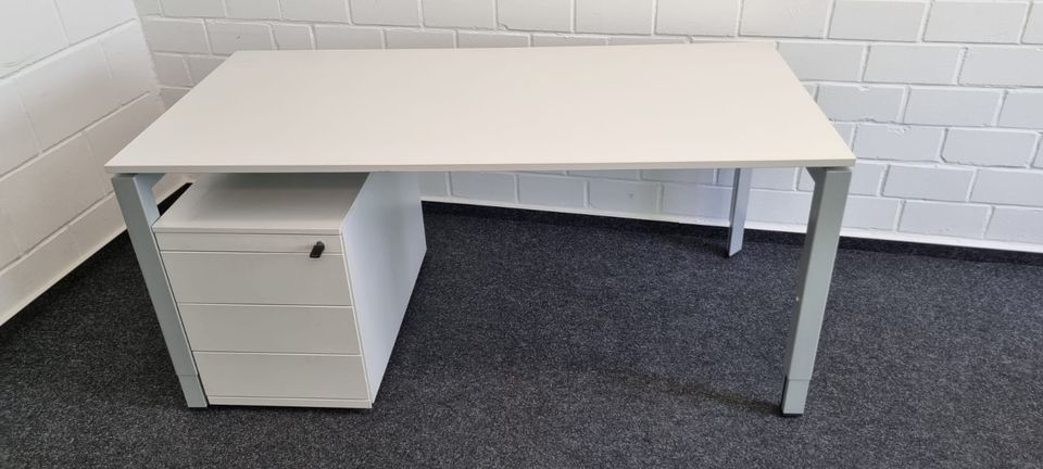 100 x Schreibtisch / Bürotisch / Steelcase / Büroeinrichtung in Frankfurt  am Main - Innenstadt | Büromöbel gebraucht kaufen | eBay Kleinanzeigen ist  jetzt Kleinanzeigen