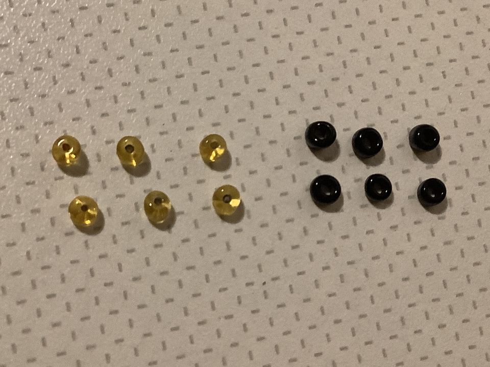 2 kleine Dosen mit mini Perlen gelbgold schwarz Bastelperlen in Leonberg