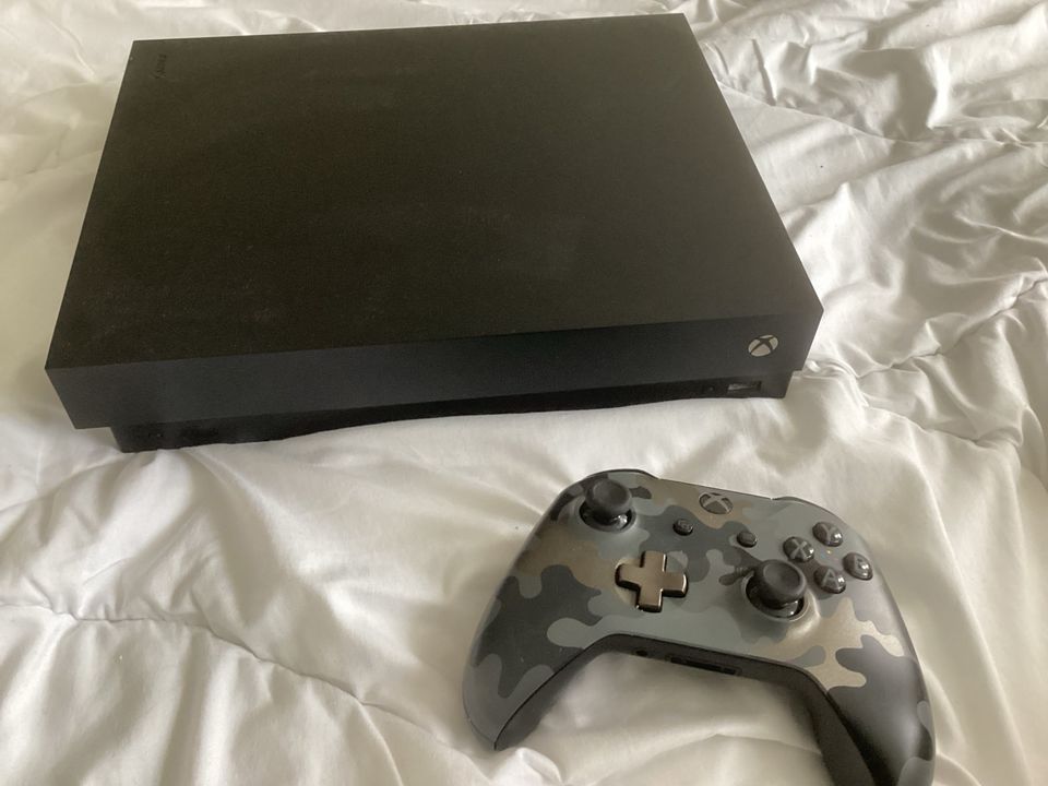 Xbox One X + contoller in Marburg
