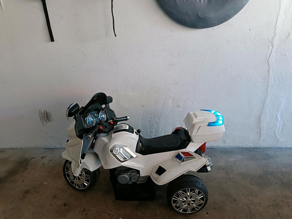 Kinderroller Polizei elektrisch mit Zwei Motoren in Backnang