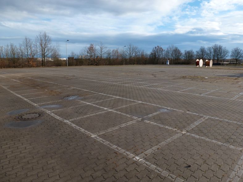 12.200 m² große Freifläche Lagerfläche, befestigt, teilbar ab 1.000 m²  - Halle/Saalekreis in Halle