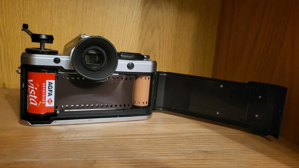 Yashica FX-D Quartz Spiegelreflex Kamera mit Tasche und Zubehör in Neuenstein