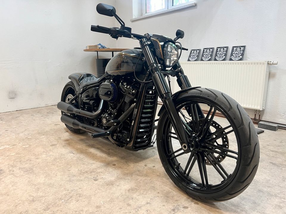 Harley Davidson Breakout Softail Custom Fat Boy mega geiler Lack in Spremberg