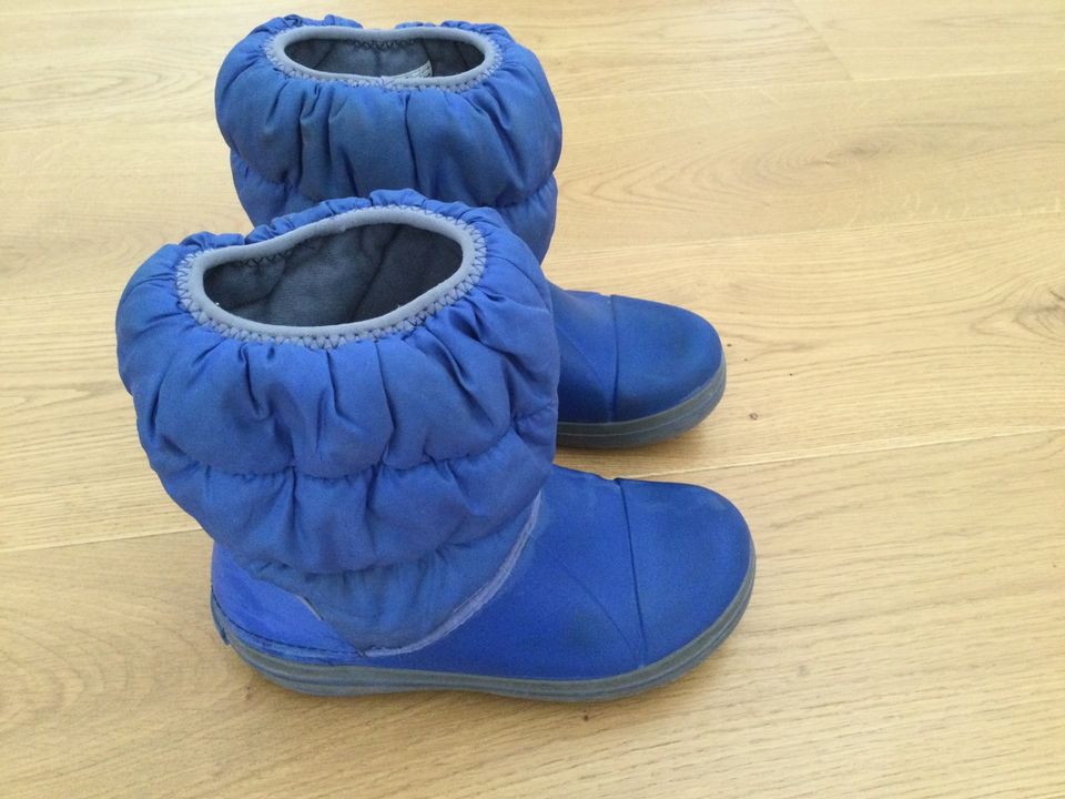 Stiefel Puff Boot von Crocs in blau Größe J2; Größe 33 in Frankfurt am Main