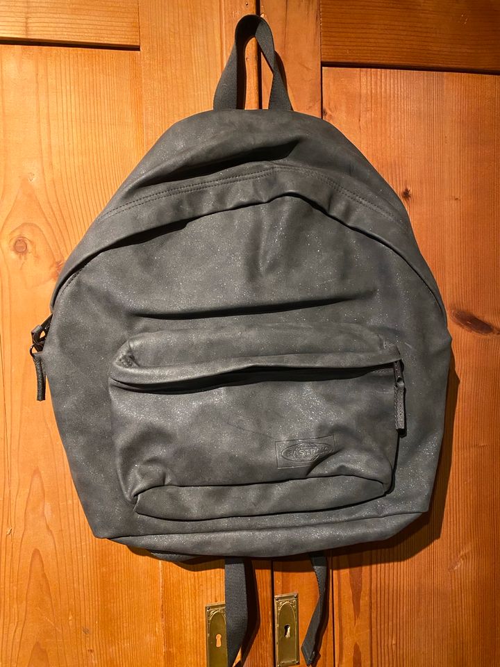 ✨Neu Eastpak Rucksack Freizeit Grau Glitzer ✨ in Kitzingen