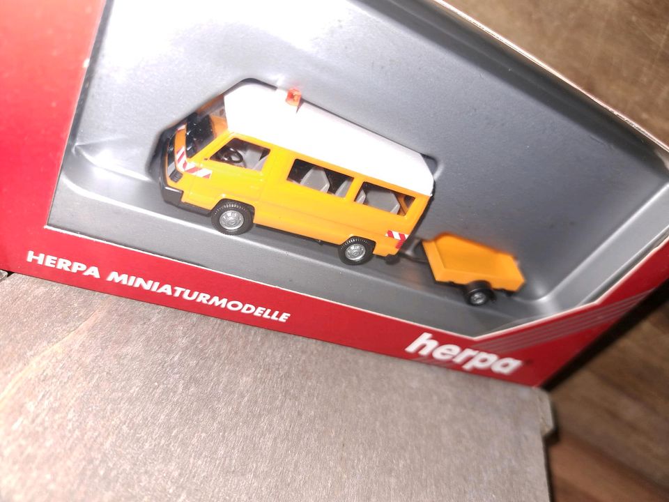 Herpa Mercedes-Benz 100 D Minibus mit Anhänger, Nr. 042277 in Fürstenzell