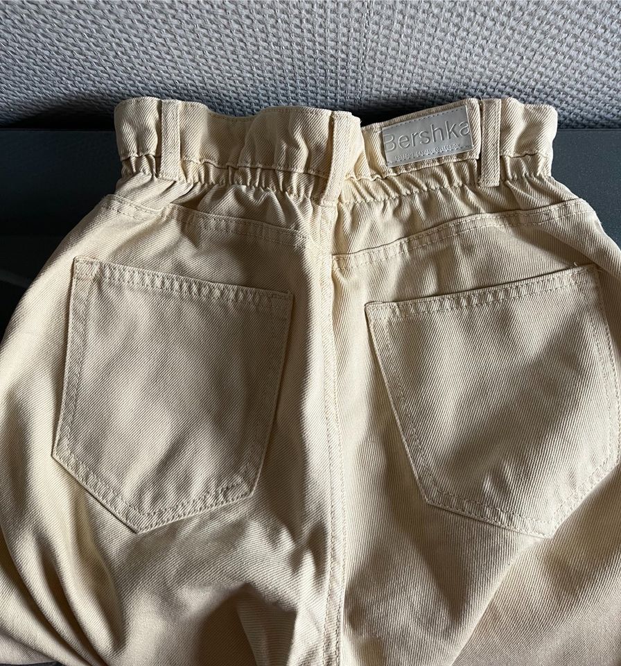 Bershka Hosen - Straight Jeans in Beige und Weiß in Geldern