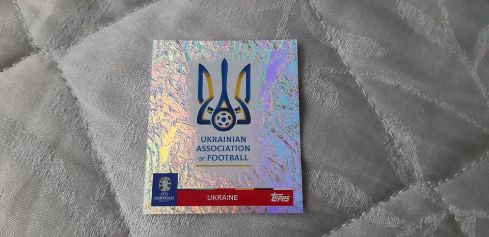 Topps UEFA Euro 2024 - UKR 1 Ukraine Logo (Glanzsticker-Hologramm in Herten