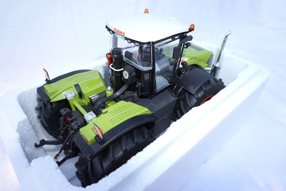 Wiking Claas Xerion 5000 Trac VC 1:32 in Göppingen