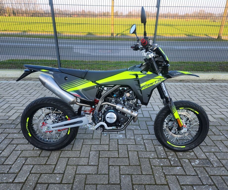 Fantic XMF 125 4T MOTARD PERFORMANCE SUPER MOTO+ HELM in Bawinkel