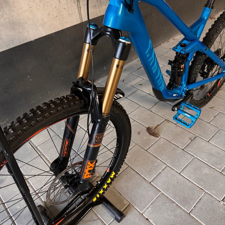 Canyon Strive CF 9.0 Race blau Carbon Enduro in Gemmingen