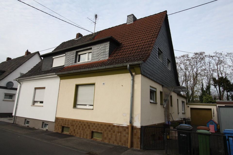 Individuell zu erweiternde Doppelhaushälfte mit Anbau und Investitionspotential, Dachterrasse und Garage in ruhiger Wohnlage von Neuwied-Engers in Neuwied