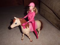 Laufendes Barbie Pferd (batteriebetrieben) mit Barbie Nordrhein-Westfalen - Ennepetal Vorschau