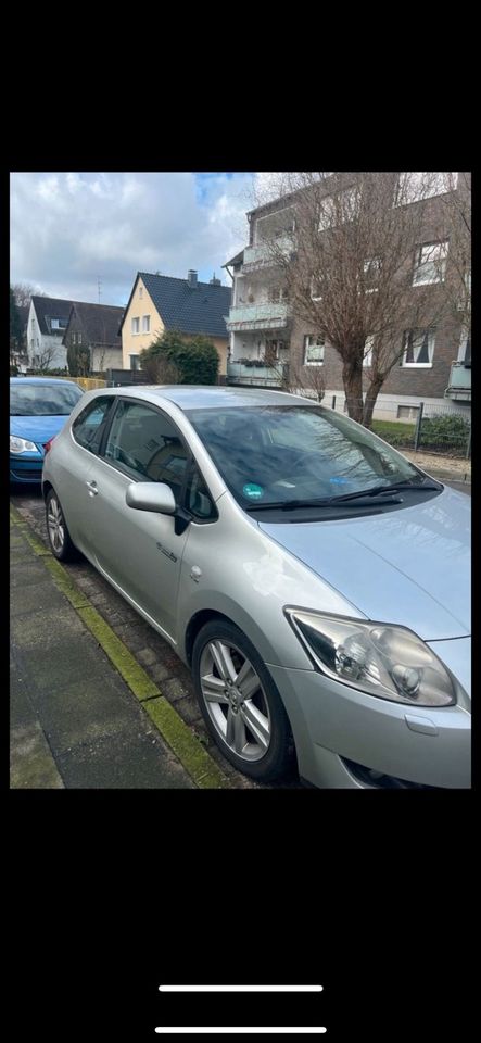 Toyota Auris 2.2 Diesel in Leverkusen