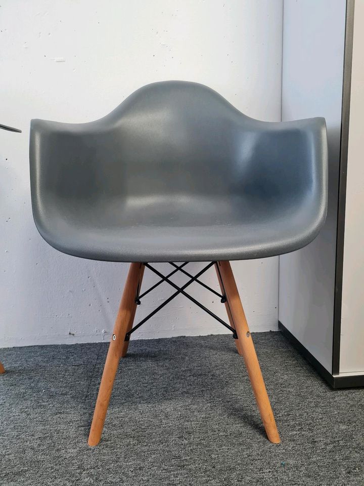 4 Stühle mit Armlehnen // Design Klassiker Nachbau in Bremen